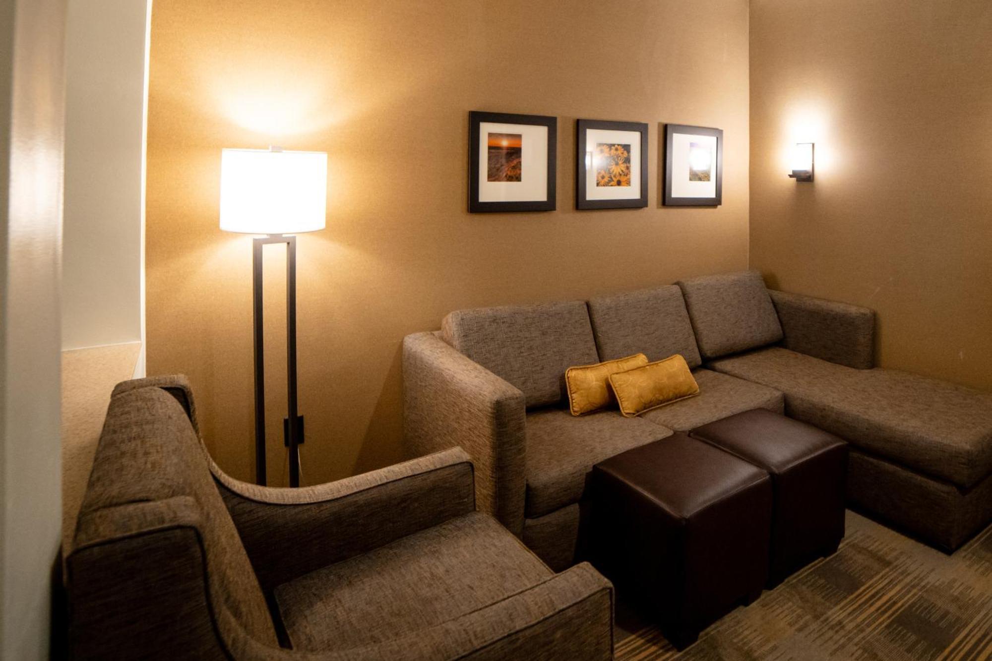 Comfort Suites University Brookings Esterno foto